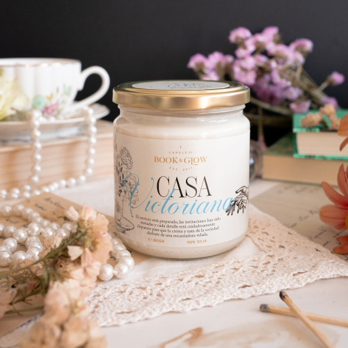 Book and Glow - *Les Archives* - Bougie de soja - Maison Victorienne