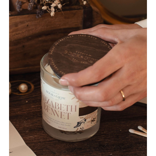 Book and Glow - *Remarkable Worlds* - Bougie de soja végétalienne - Elizabeth Bennet