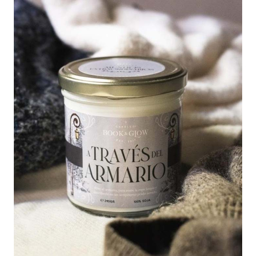 Book and Glow - *Mundos Extraordinarios* - Bougie de soja - A través del armario