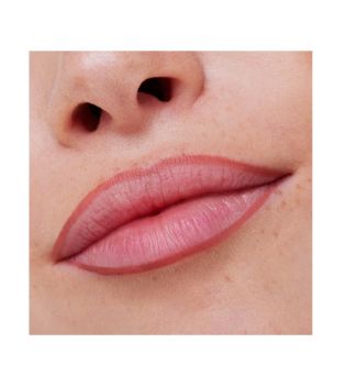 essence - Crayon à lèvres 8h Matte confort - 02: Silky Hazelnut